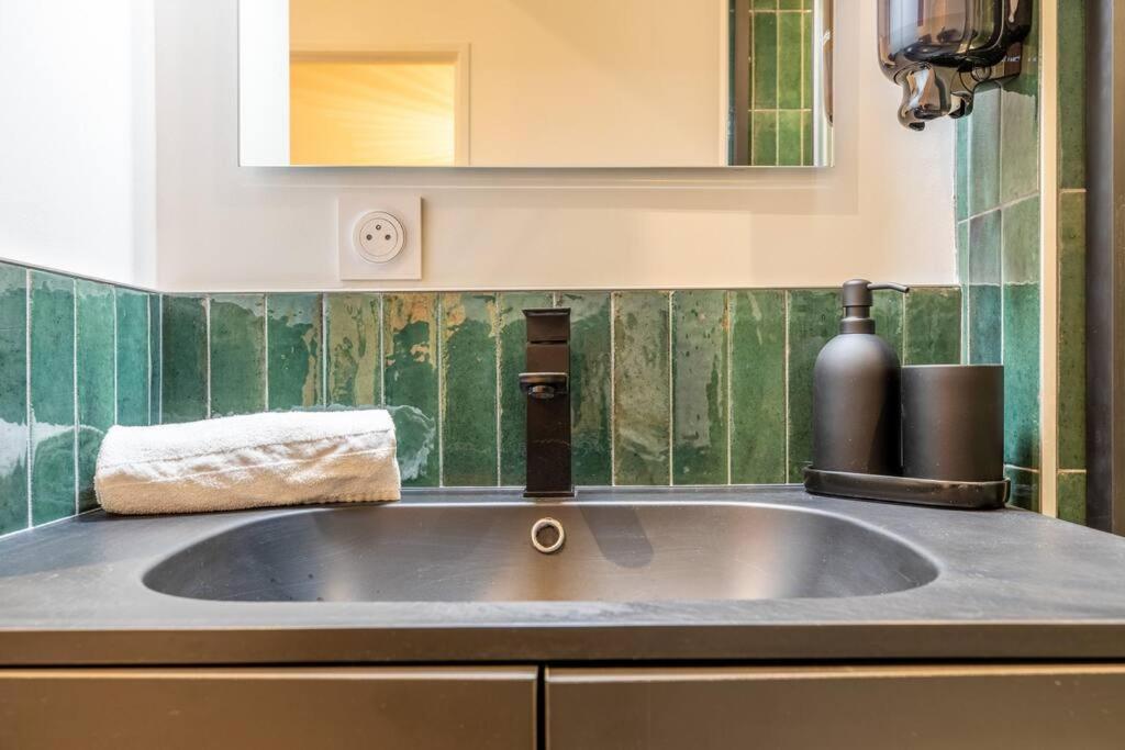 Loveroom En Centre Avec Jacuzzi - Notre Dame Apartment